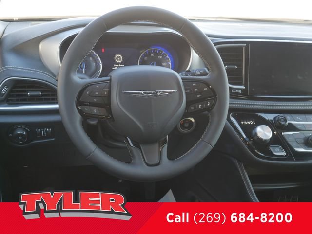 Certified 2025 Chrysler Pacifica Limited image 45