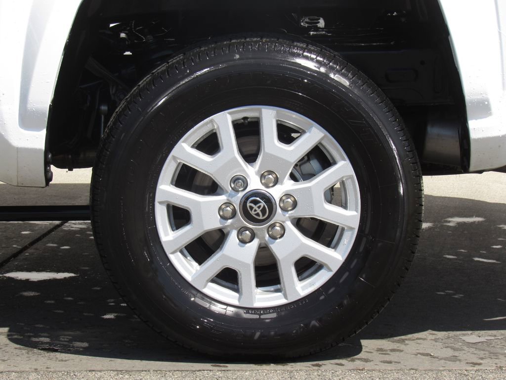 Certified 2025 Toyota Tacoma SR5 AWD/4WD image 36