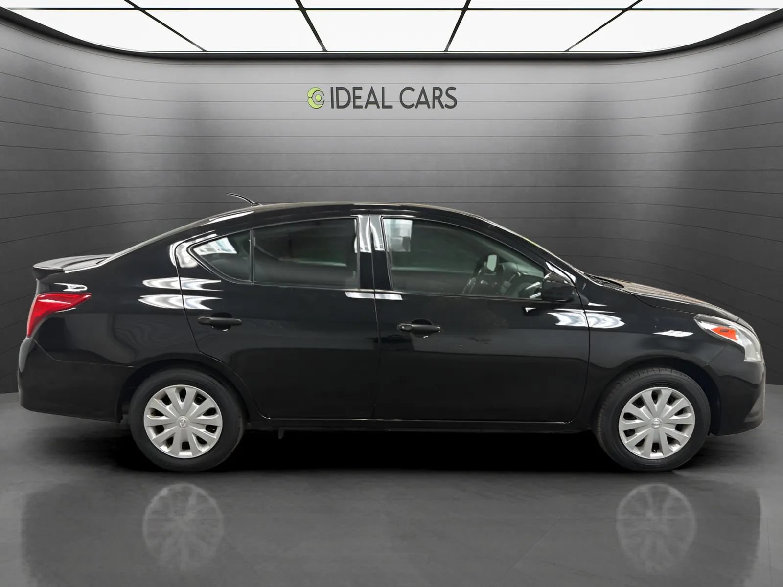 Used 2018 Nissan Versa S Plus FWD image 4