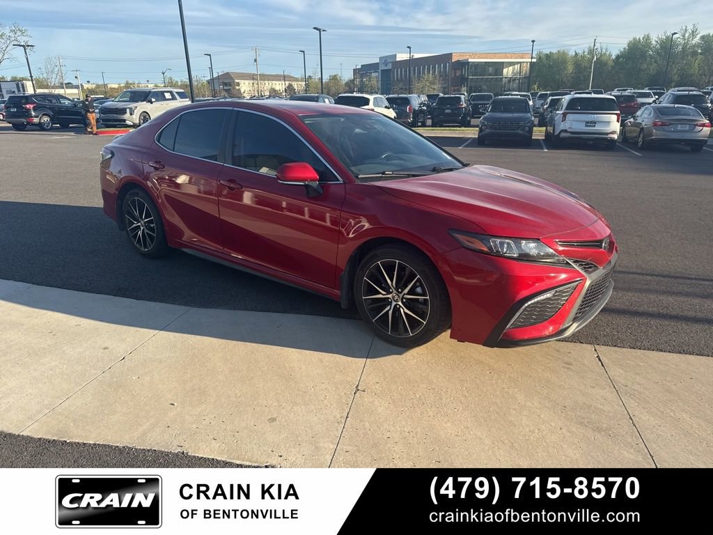 Used 2022 Toyota Camry SE image 2