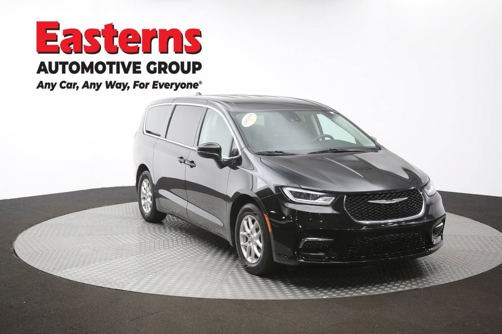 Used 2023 Chrysler Pacifica Touring-L FWD image 52