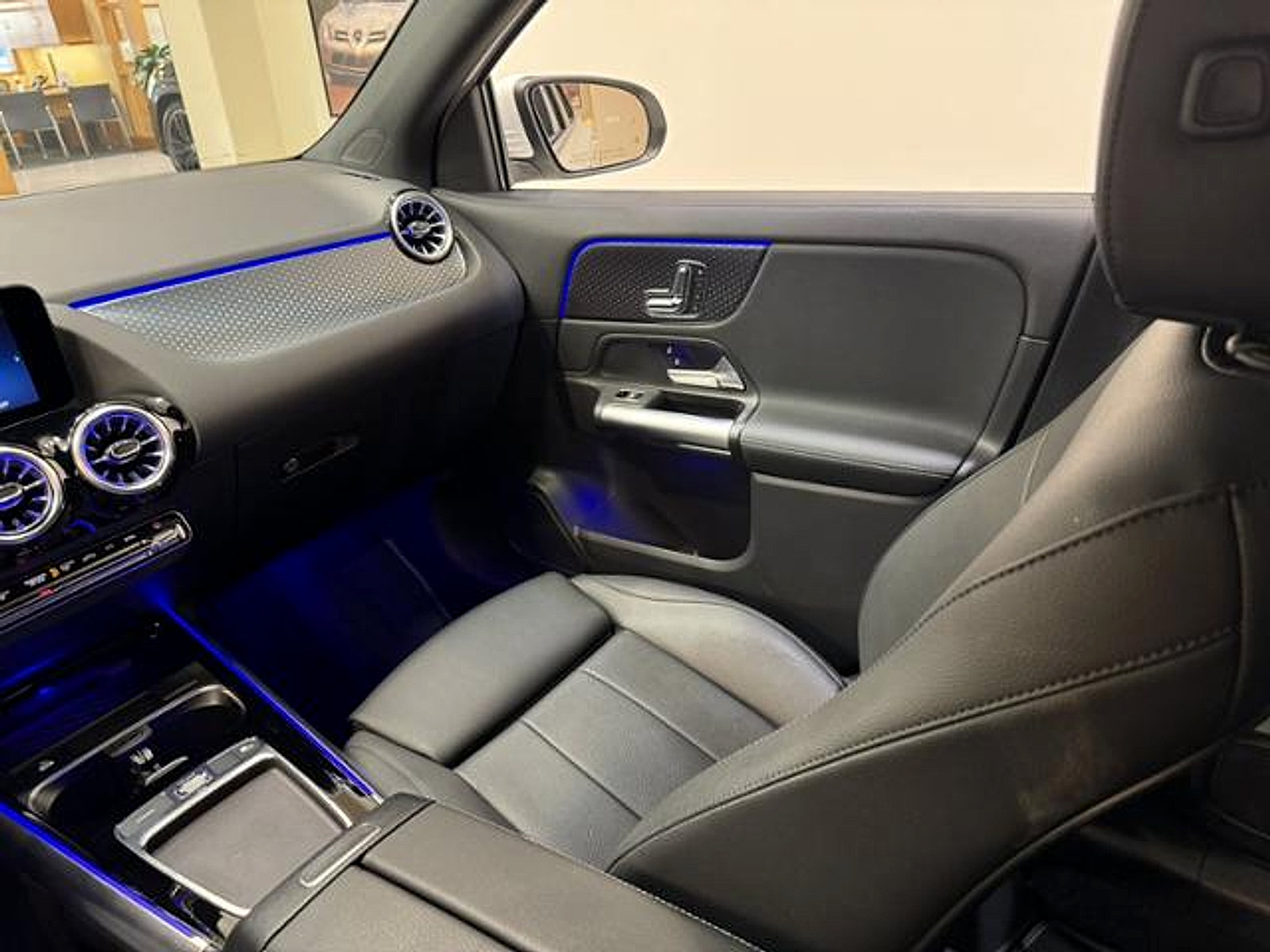 Used 2025 Mercedes-Benz GLA 250 image 9