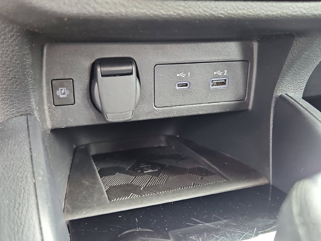 Used 2025 Nissan Versa SR FWD image 19