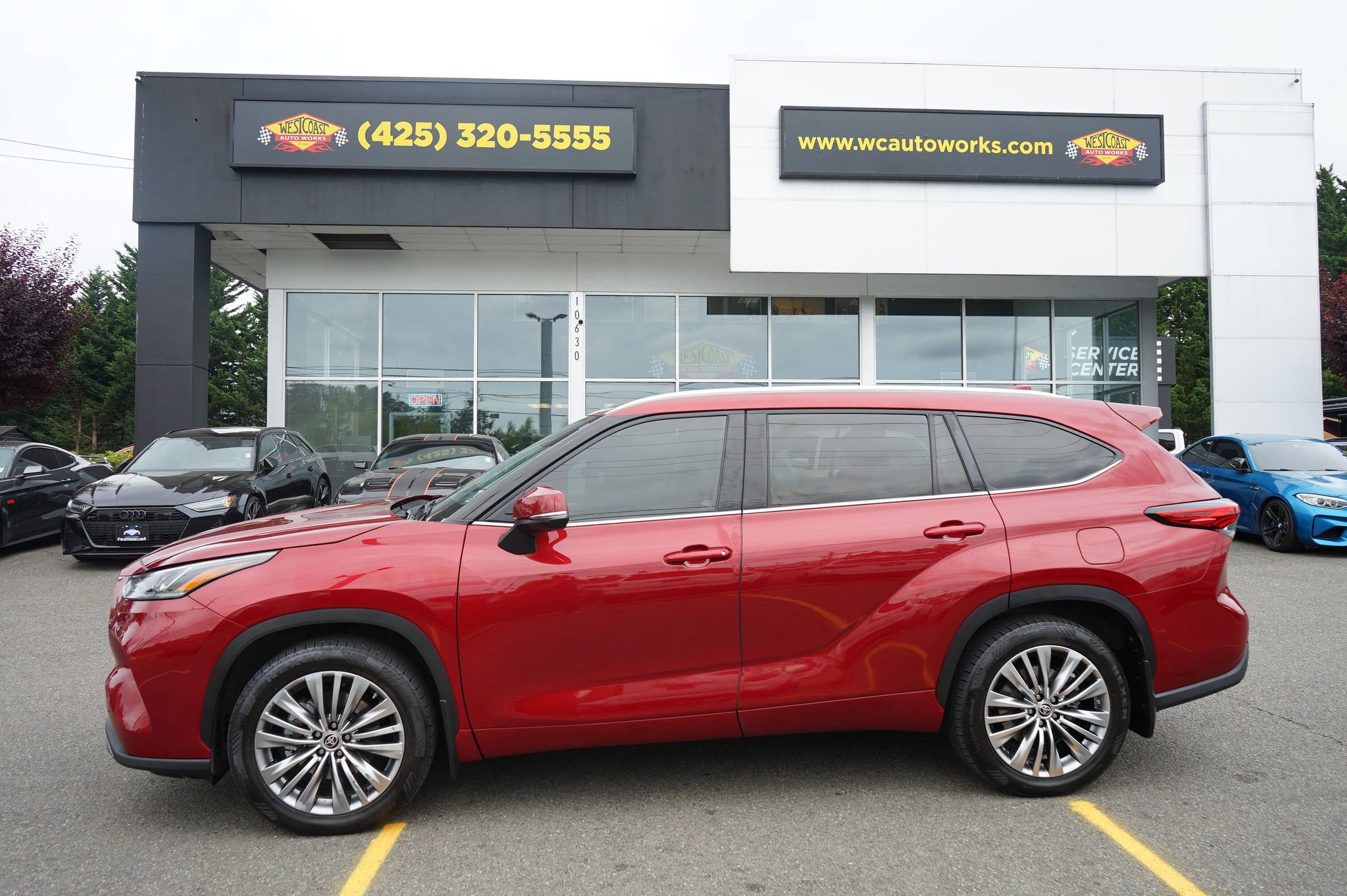 Used 2022 Toyota Highlander Platinum AWD/4WD image 2