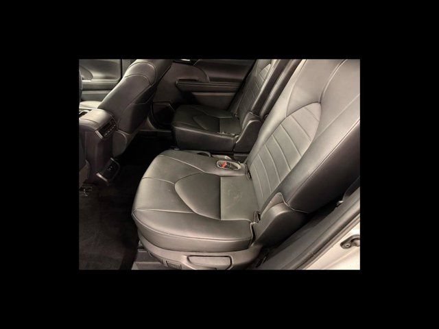 Used 2021 Toyota Highlander XLE AWD/4WD image 17