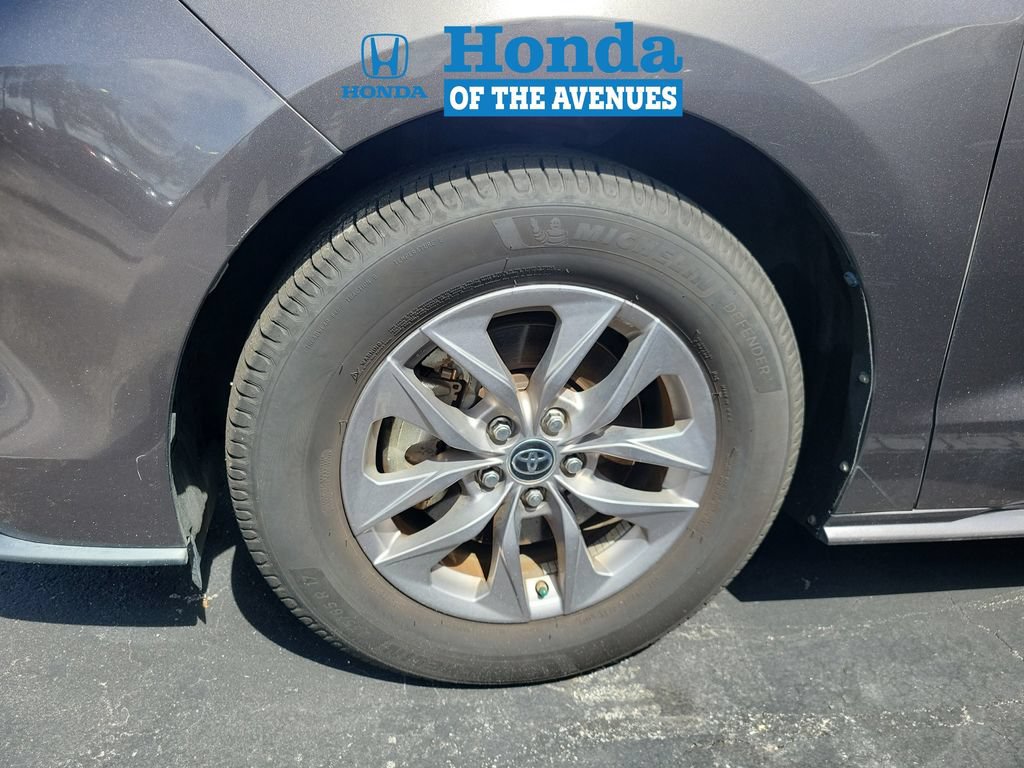 Used 2022 Toyota Sienna XLE w/ XLE Plus Package FWD image 4