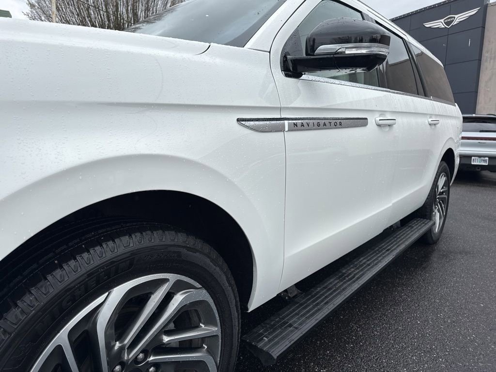 Used 2025 Lincoln Navigator L Reserve AWD/4WD image 10