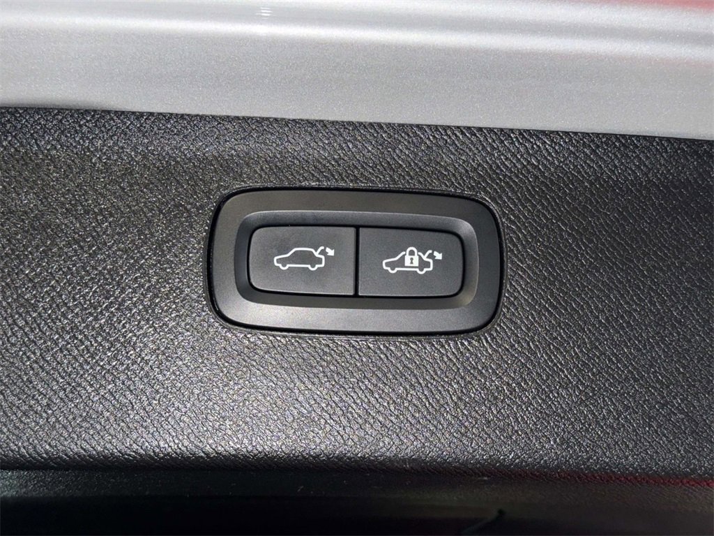 Used 2022 Volvo XC90 T6 Momentum w/ Climate Package image 18