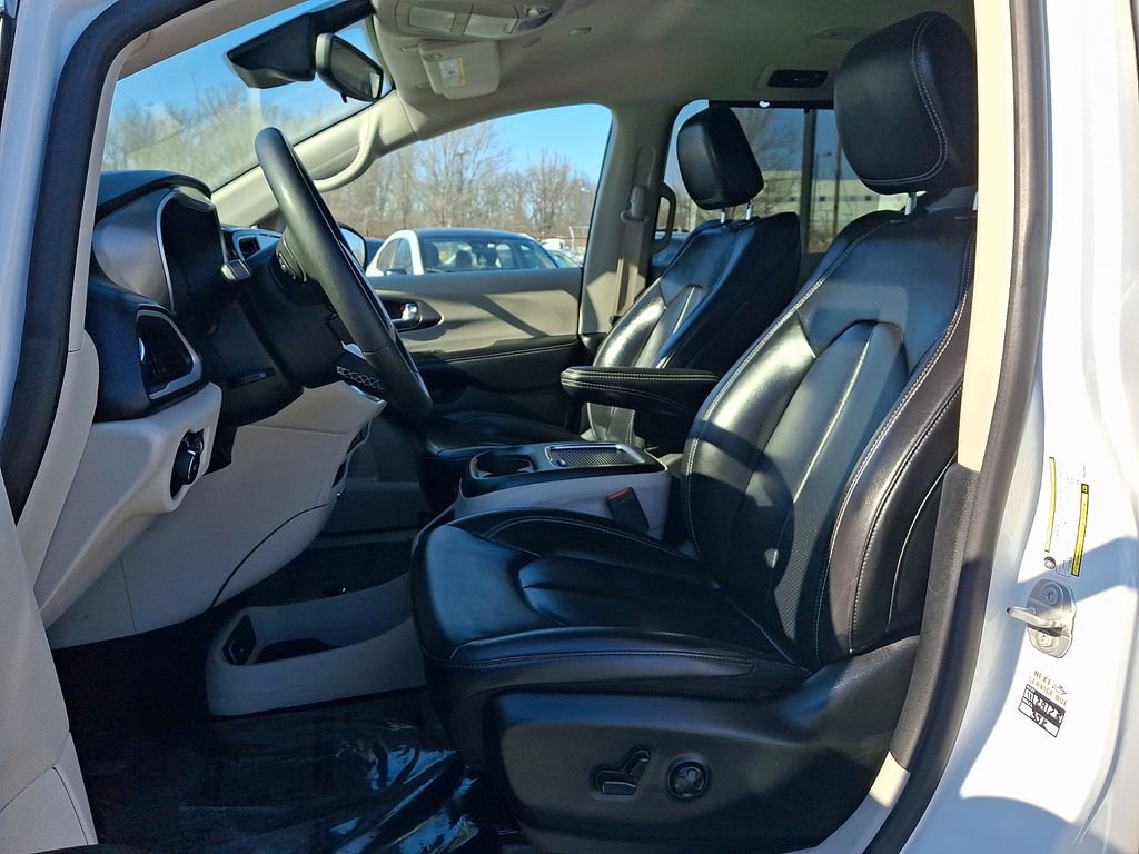 Used 2023 Chrysler Pacifica Touring-L image 16