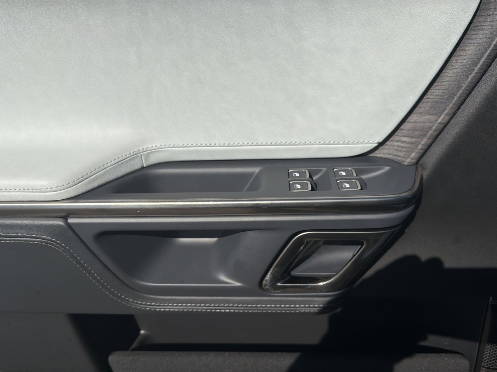 Used 2024 Rivian R1S Adventure image 15