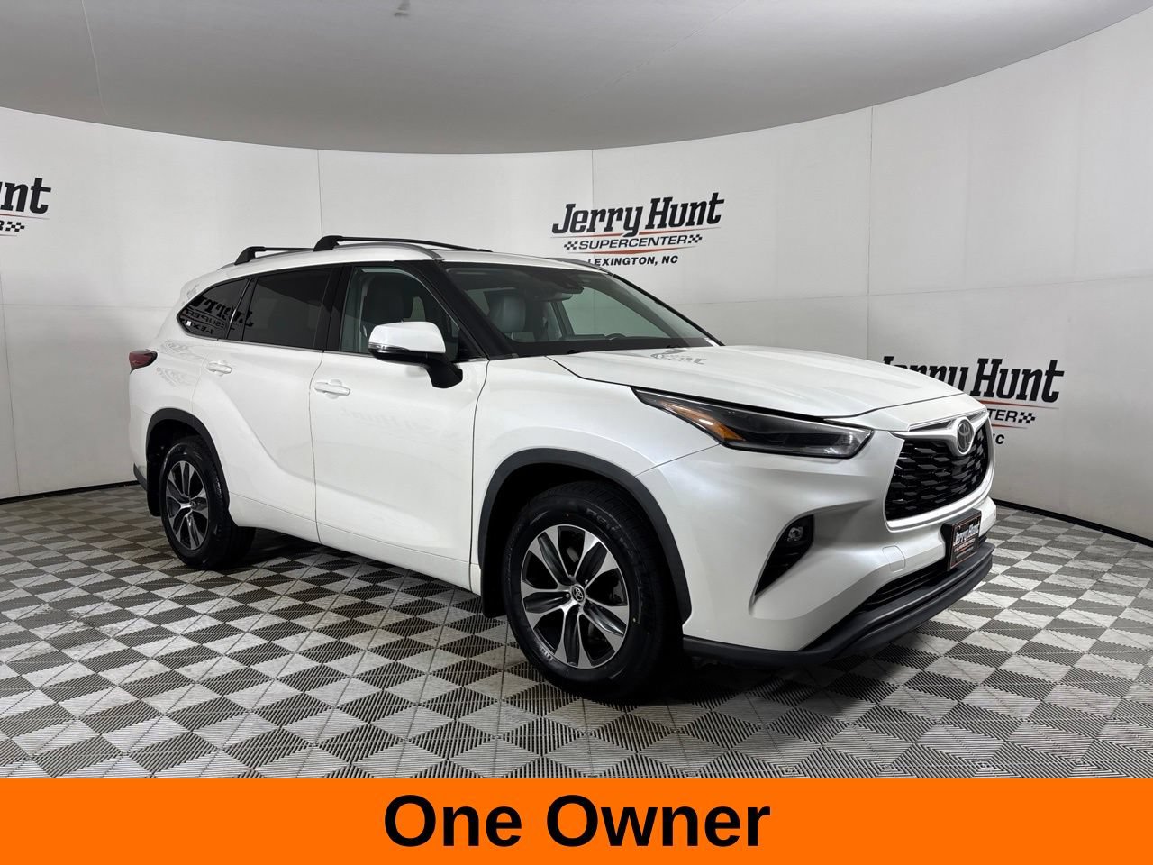 Used 2021 Toyota Highlander XLE AWD/4WD image 4