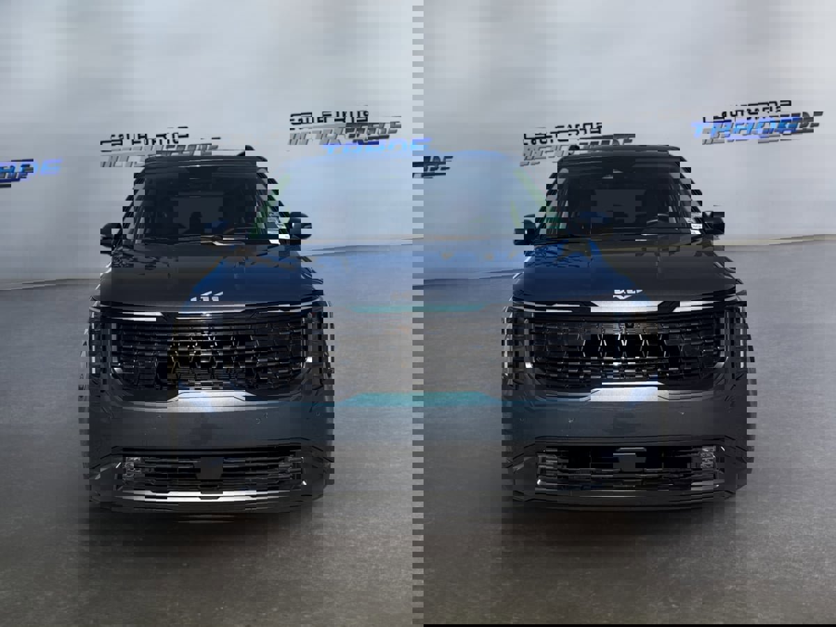 Used 2025 Kia Carnival SX Prestige image 2