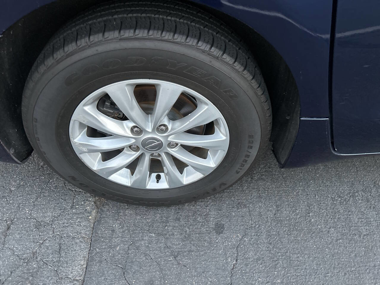 Used 2018 Chrysler Pacifica Touring Plus image 3