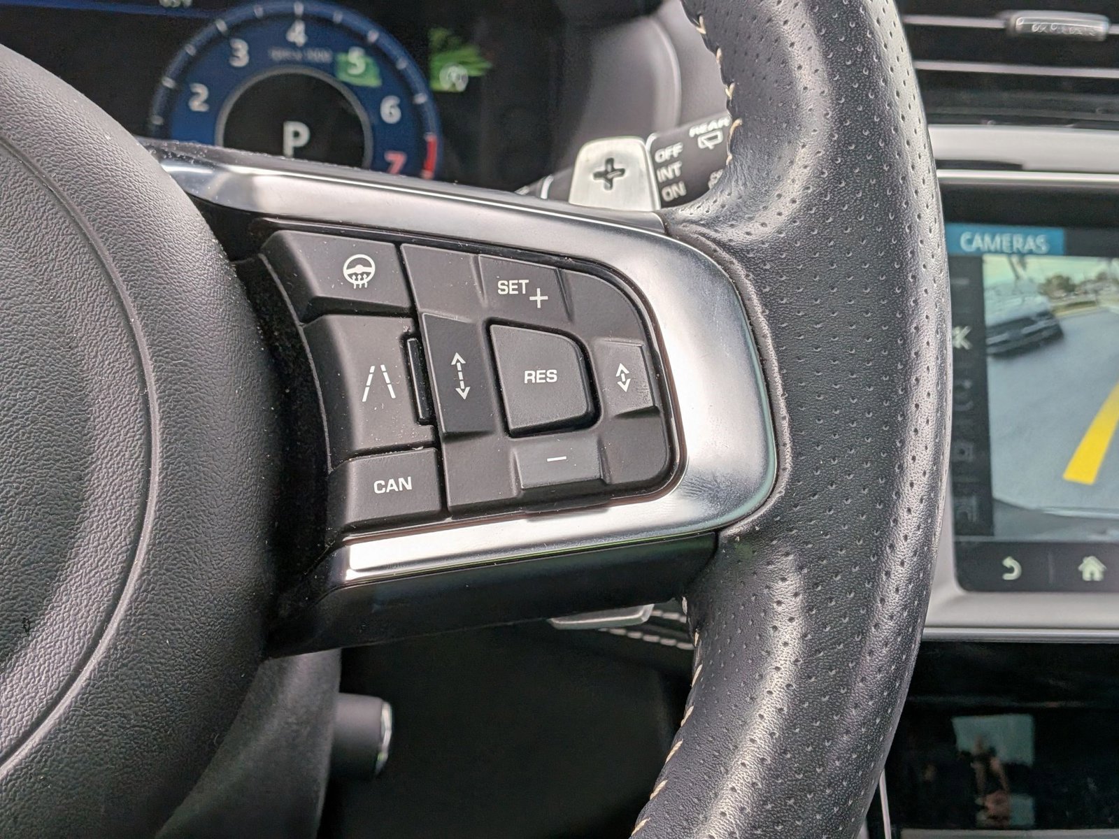 Used 2020 Jaguar F-PACE SVR image 18