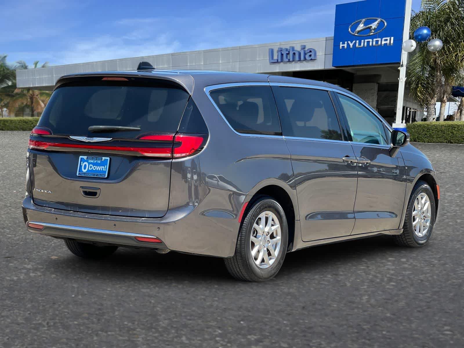 Used 2023 Chrysler Pacifica Touring-L FWD video 3
