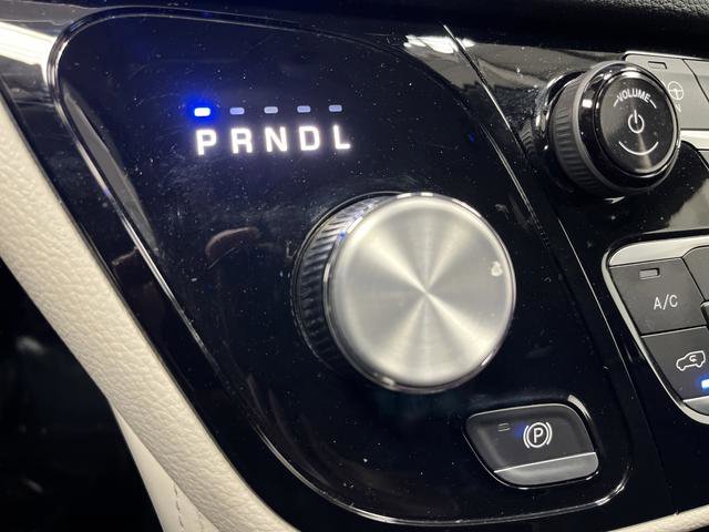 Used 2022 Chrysler Pacifica Limited w/ Uconnect Theater Family Group image 23