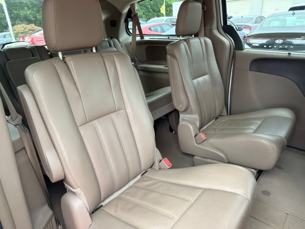 Used 2014 Chrysler Town & Country Touring FWD image 11