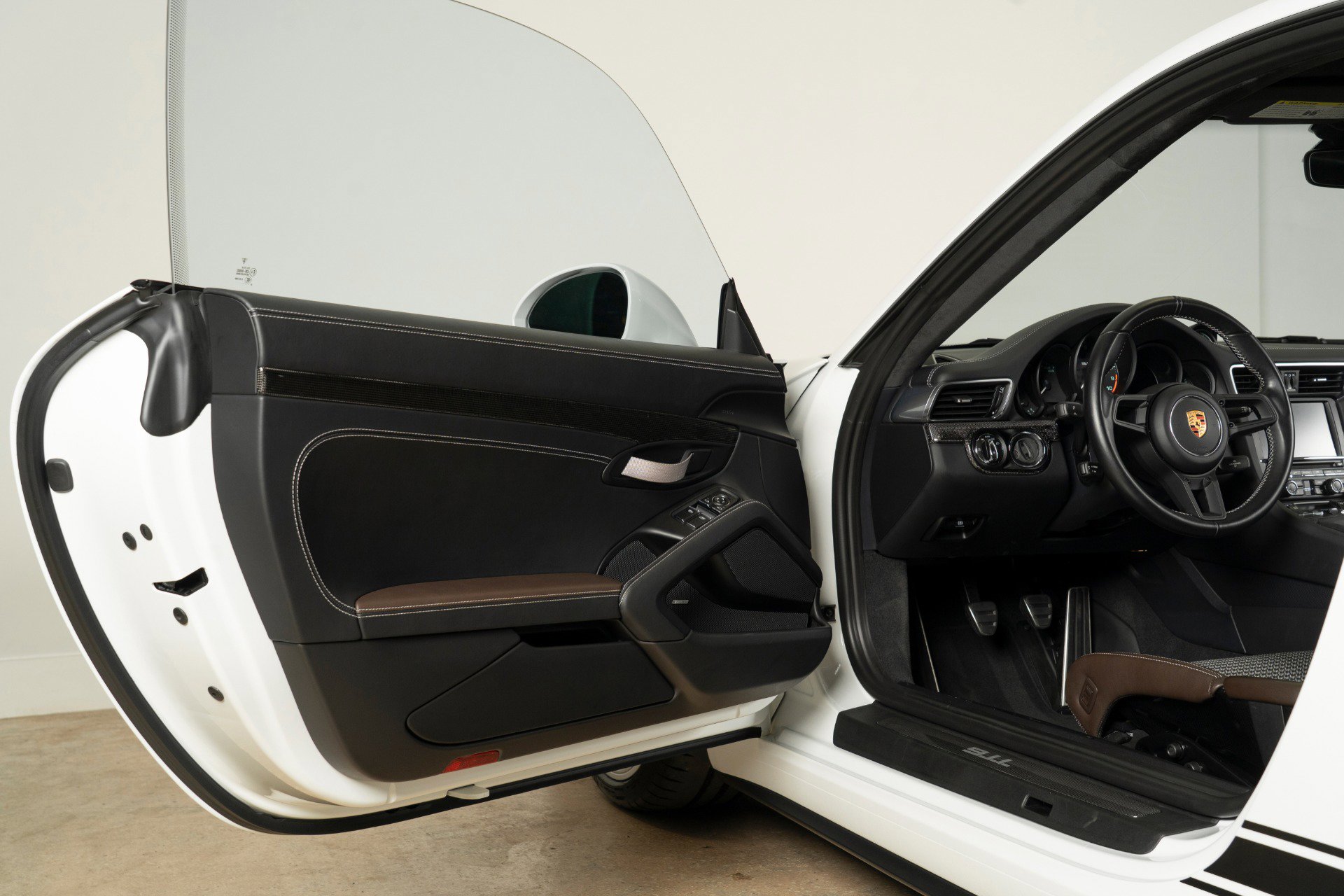 Used 2016 Porsche 911 R image 39