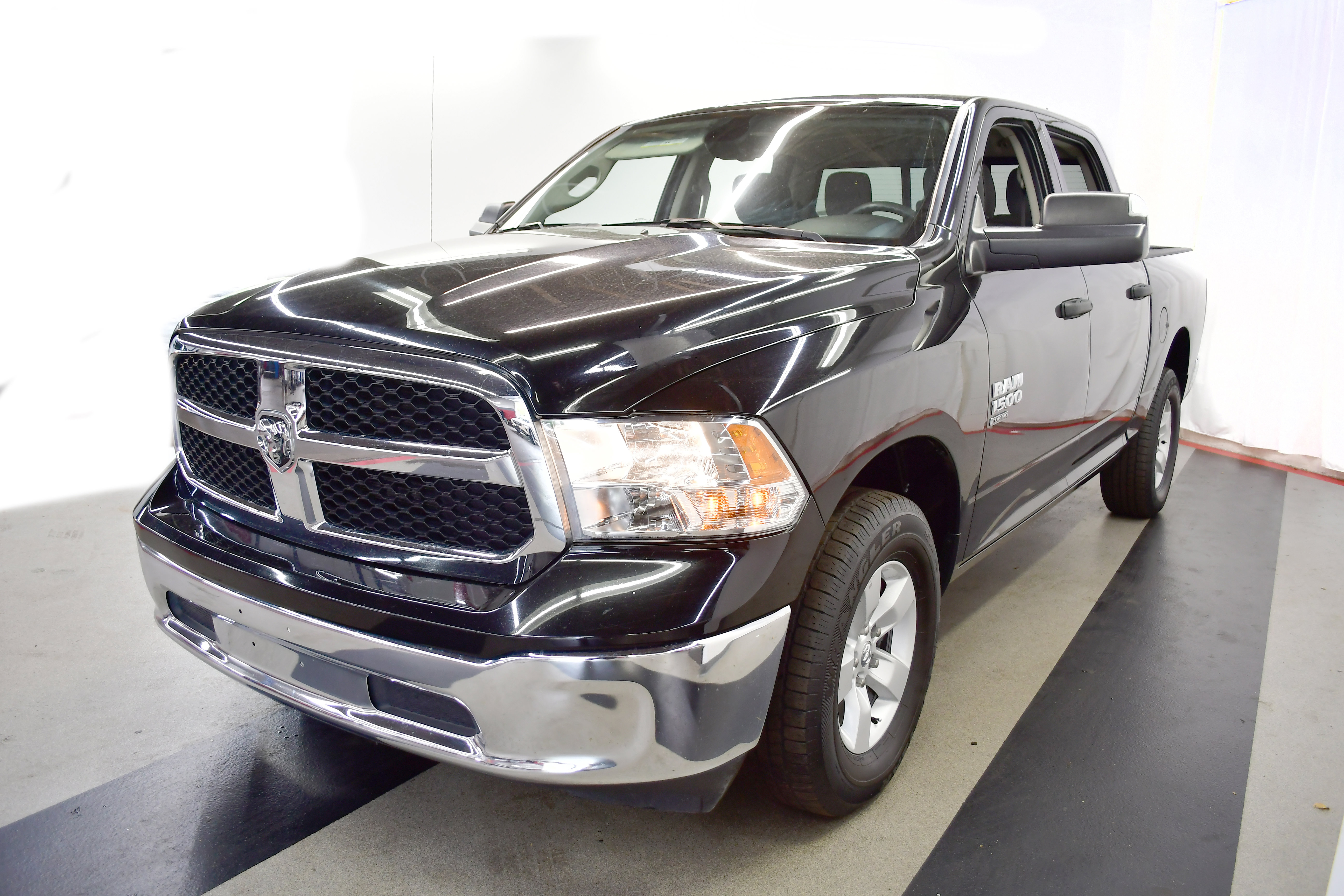 Used 2023 RAM 1500 Classic SLT w/ Trailer & Traction Group AWD/4WD image 4