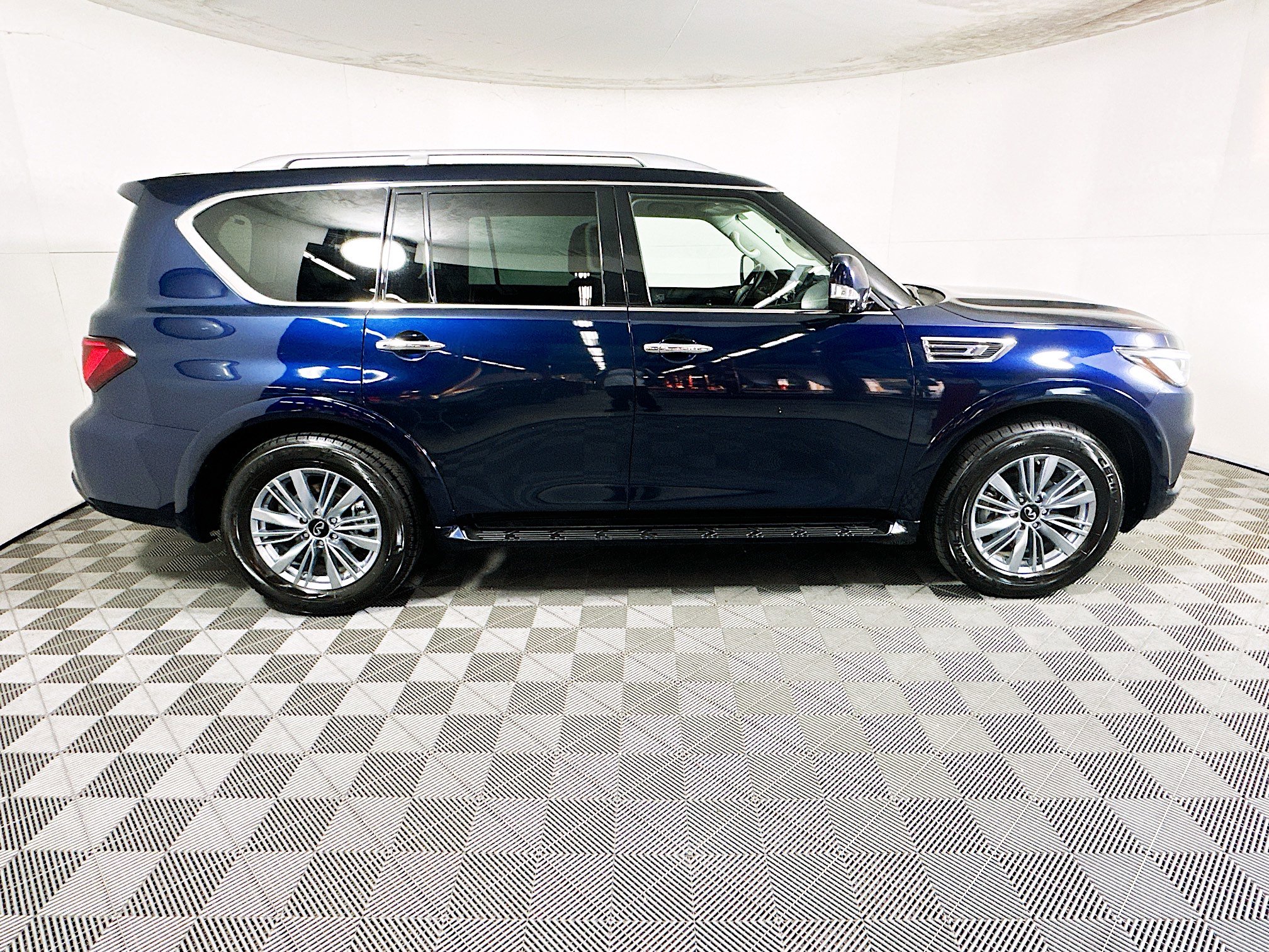 Used 2024 INFINITI QX80 Luxe image 2