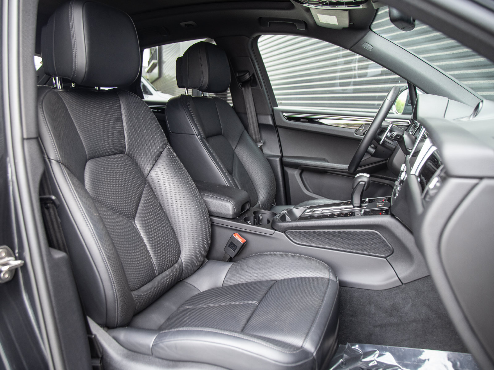 Certified 2024 Porsche Macan AWD/4WD image 26