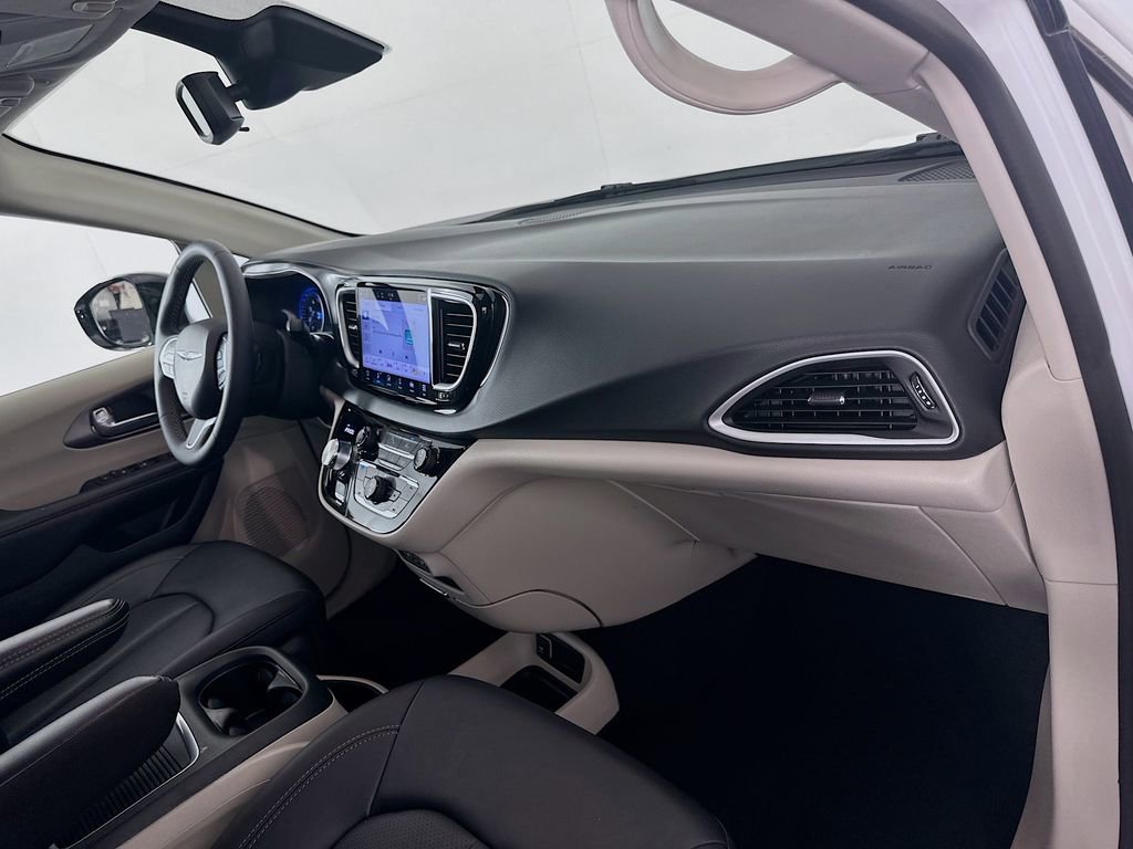 Used 2024 Chrysler Pacifica Touring-L image 28
