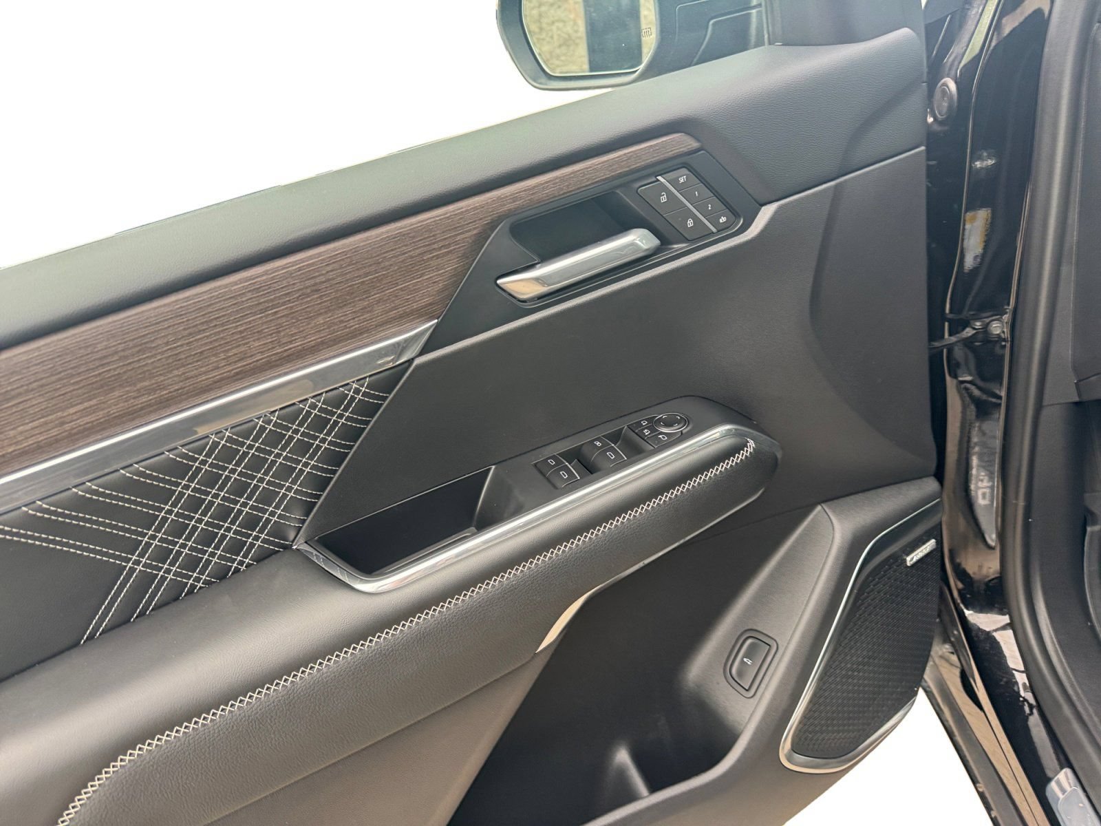 Certified 2025 GMC Acadia Denali w/ LPO, Floor Liner Package AWD/4WD image 19