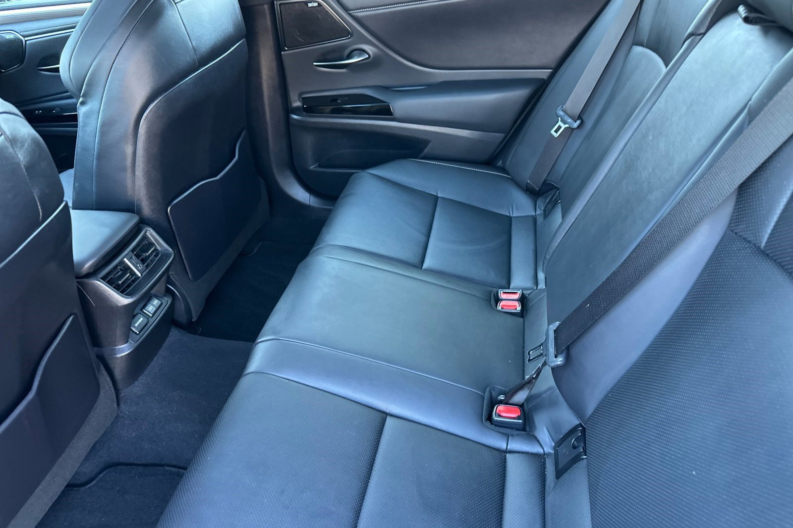 Used 2024 Lexus ES 300h F Sport image 16