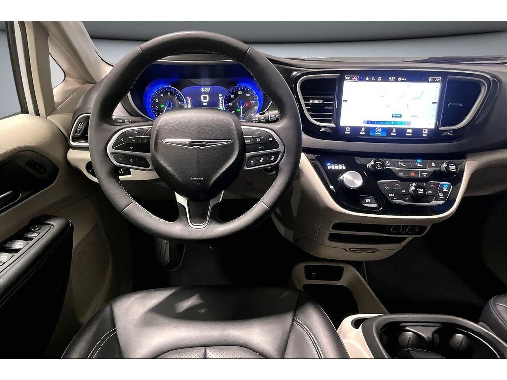 Used 2024 Chrysler Pacifica Touring-L image 6