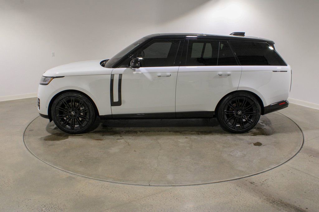 Used 2022 Land Rover Range Rover SE image 2