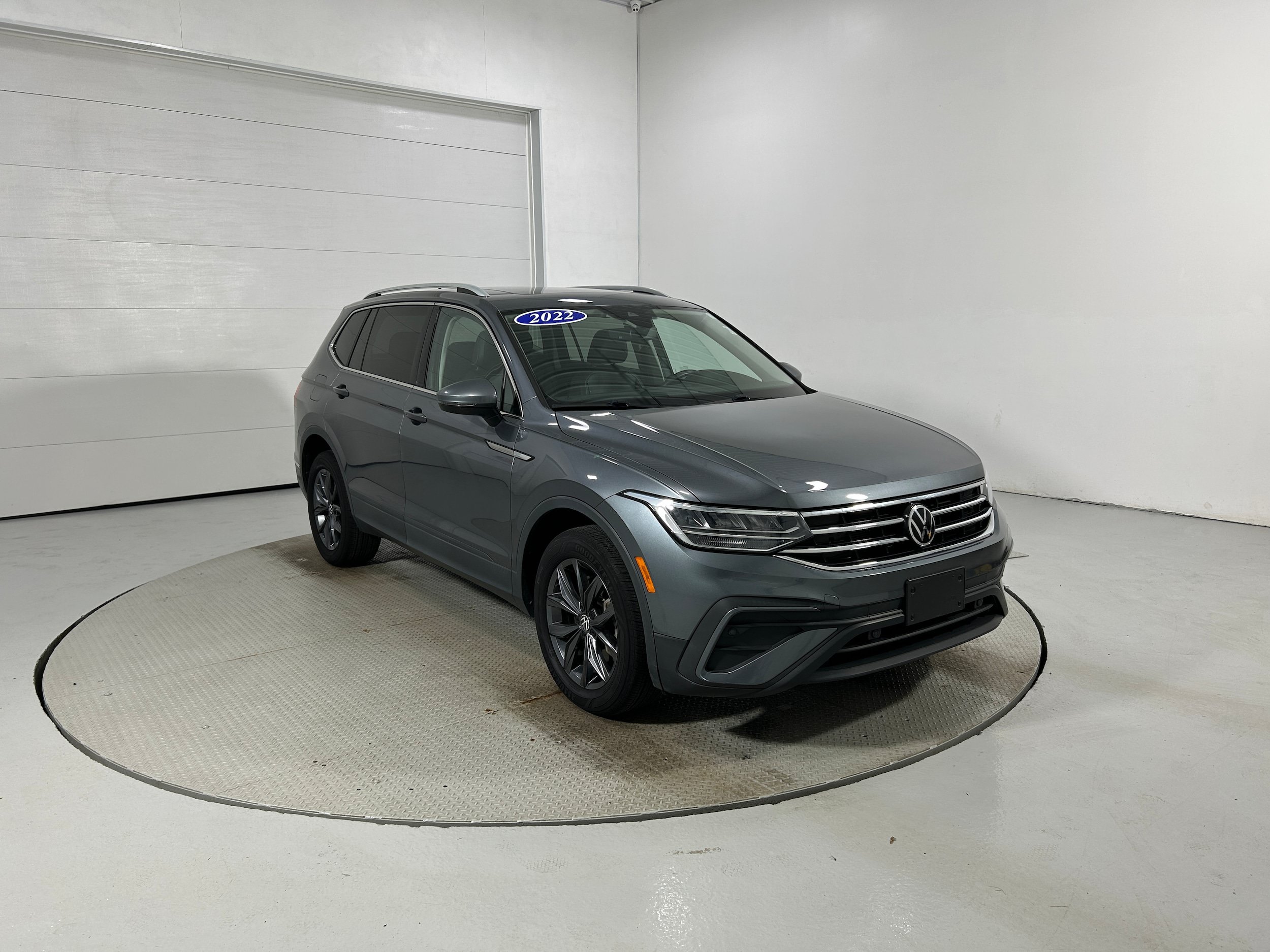 Used 2022 Volkswagen Tiguan SE AWD/4WD image 2