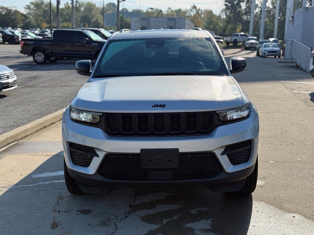 Used 2023 Jeep Grand Cherokee Altitude AWD/4WD image 3