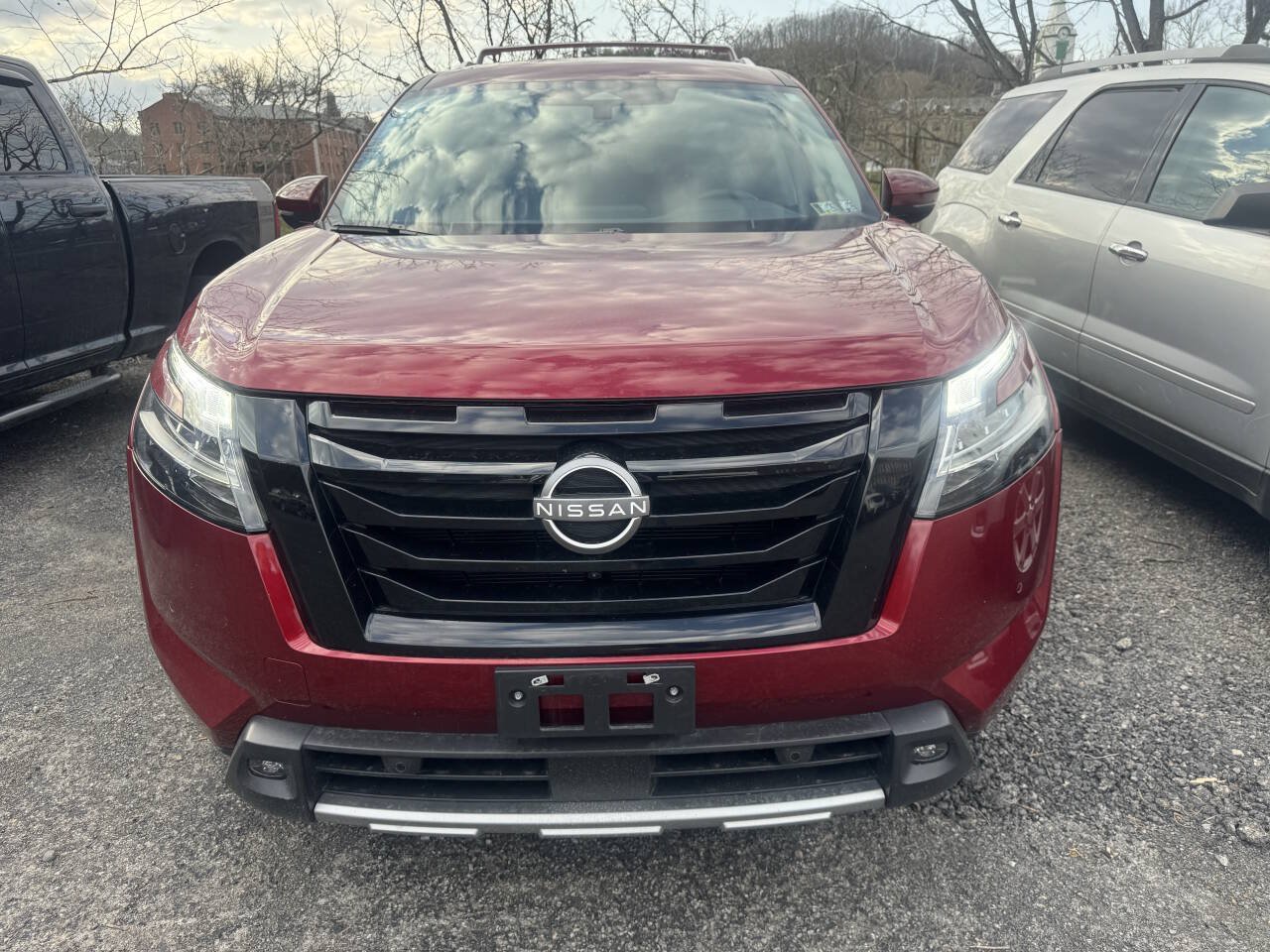 Used 2023 Nissan Pathfinder SL w/ Black Appearance Package AWD/4WD image 5