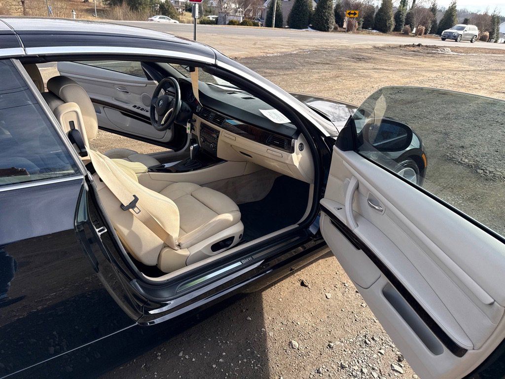 Used 2011 BMW 328i Convertible w/ M-Sport Package image 12