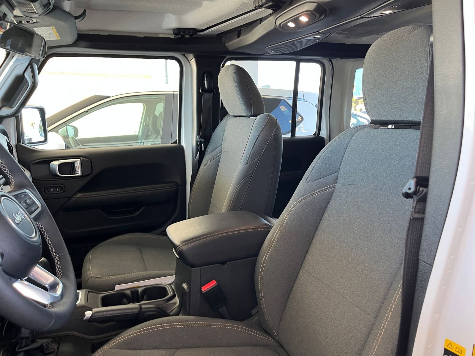 Used 2025 Jeep Wrangler Sahara image 36