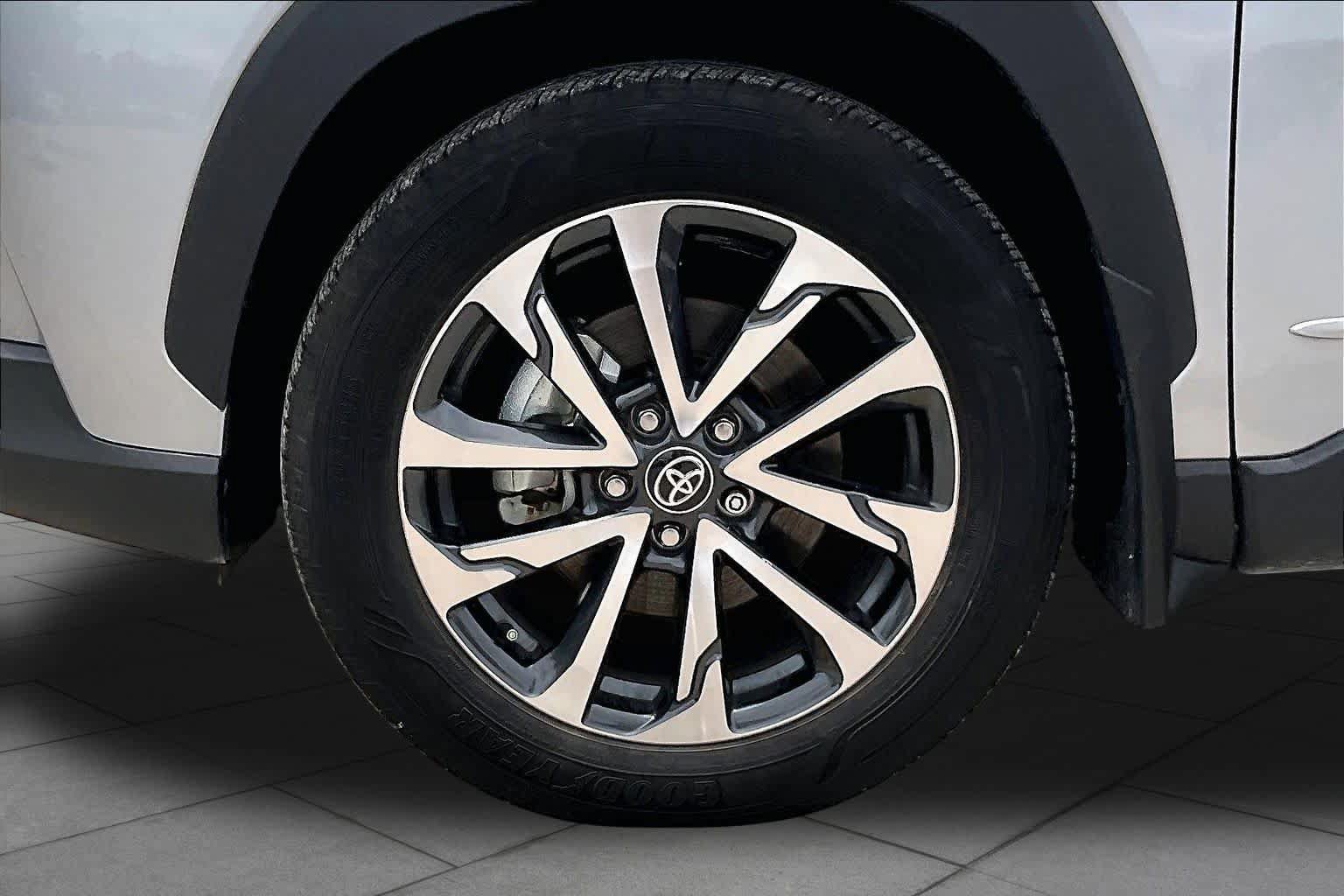 Used 2025 Toyota Corolla Cross XLE FWD image 11