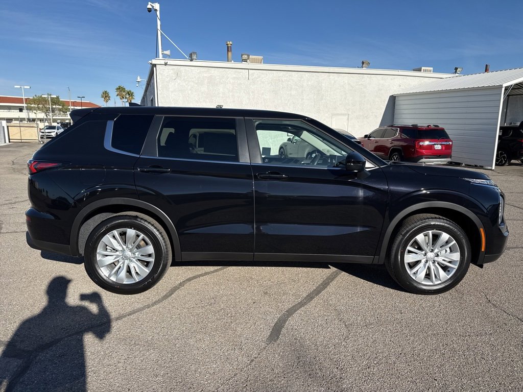New 2025 Mitsubishi Outlander ES image 8