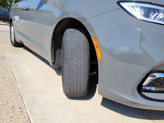 Used 2022 Chrysler Pacifica Touring-L image 16