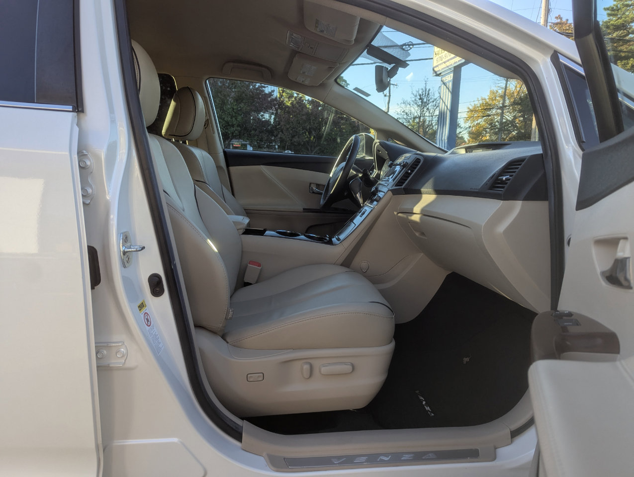 Used 2012 Toyota Venza XLE image 32