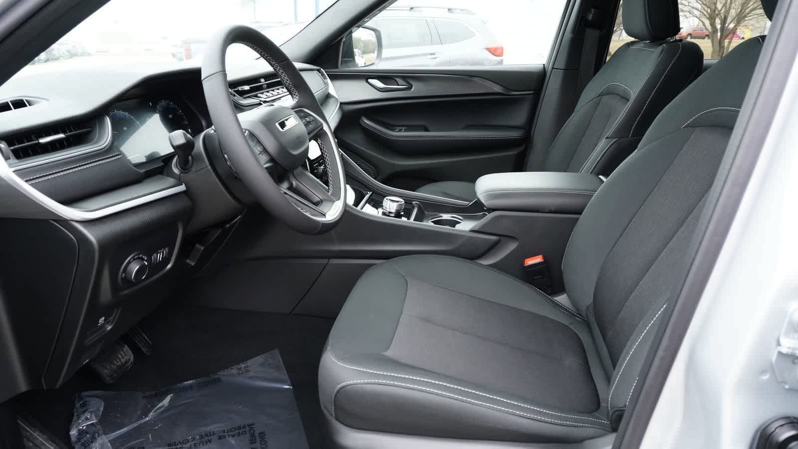 Used 2025 Jeep Grand Cherokee L Laredo w/ Luxury Tech Group I AWD/4WD image 2