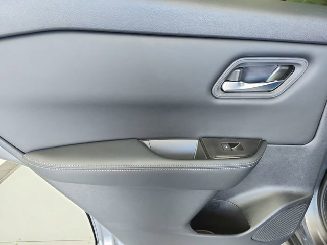 Used 2025 Nissan Rogue SV image 38