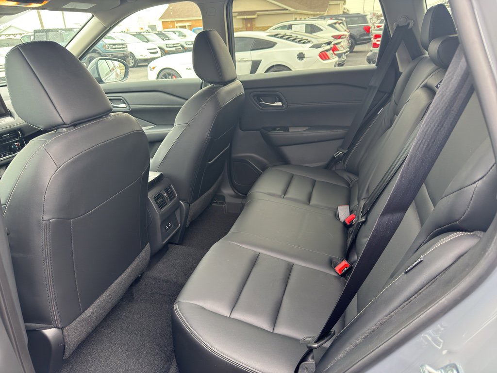 Used 2025 Nissan Rogue SL image 5