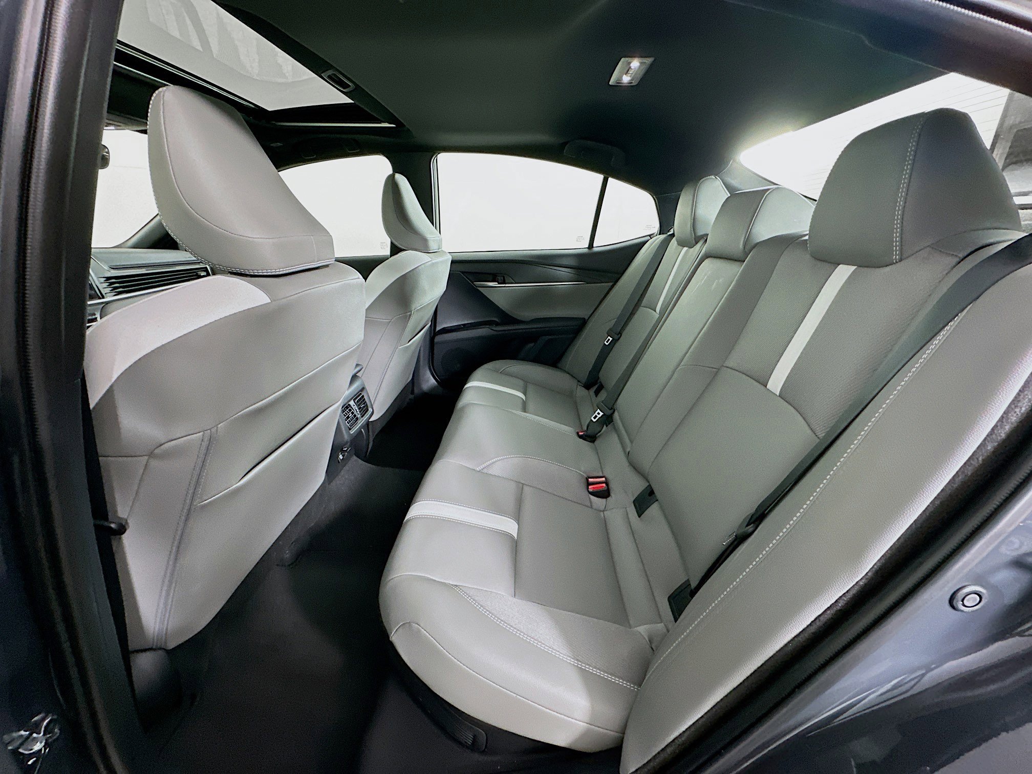 Used 2025 Toyota Camry SE image 28