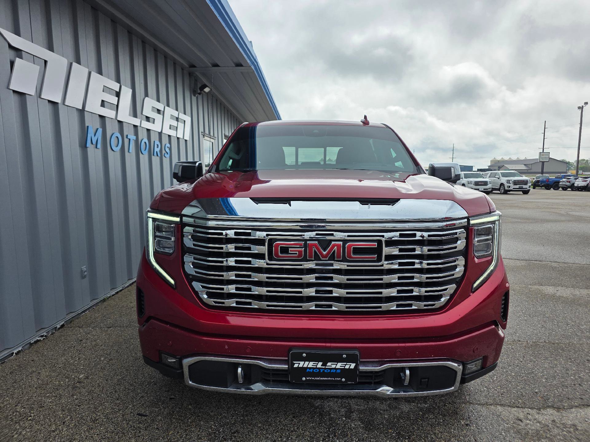 Used 2024 GMC Sierra 1500 Denali w/ Technology Package AWD/4WD image 3