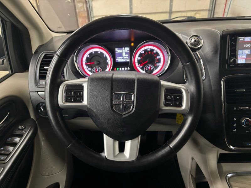 Used 2014 Dodge Grand Caravan SXT w/ Rear Park Assist Package image 15