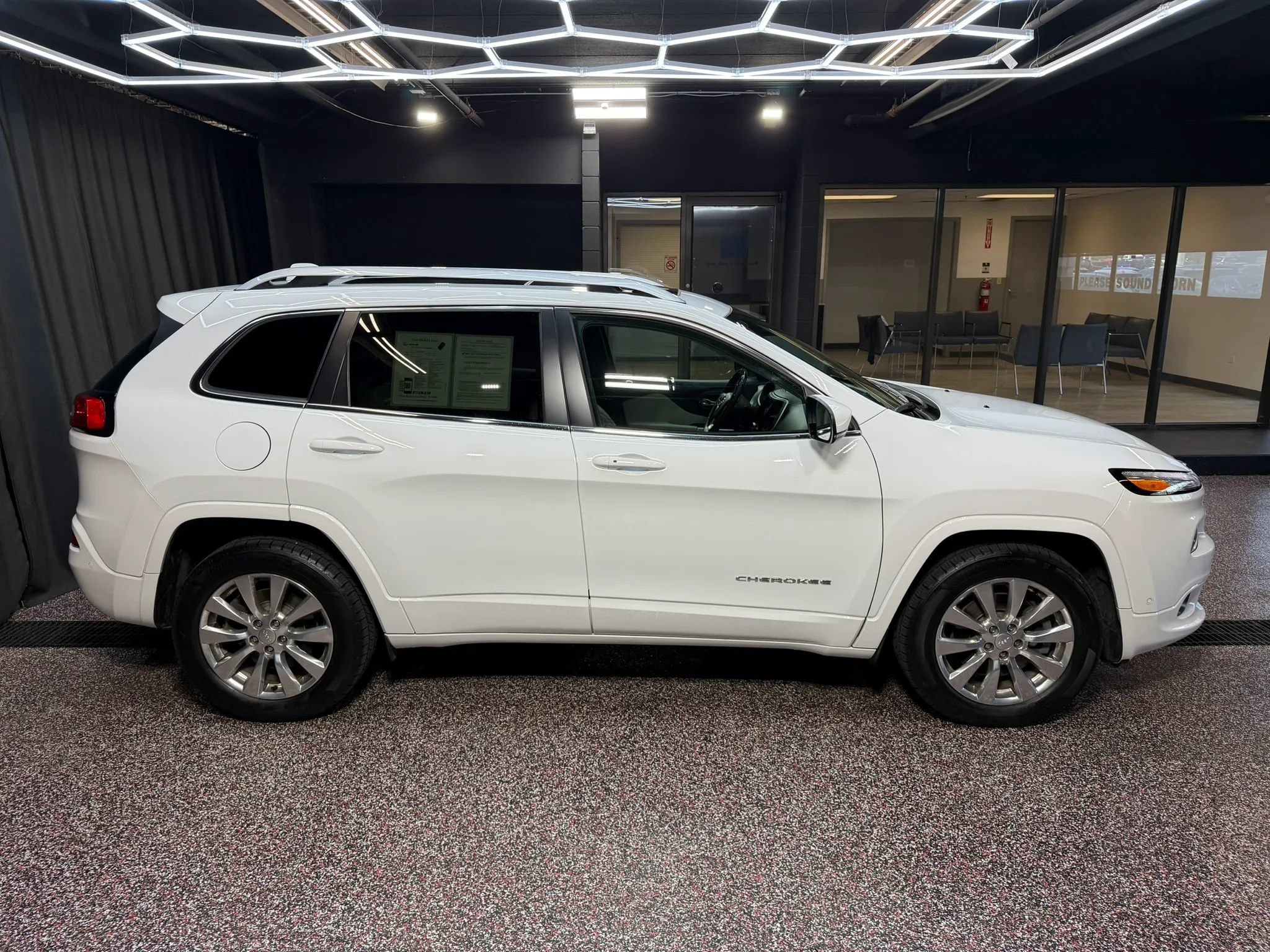 Used 2017 Jeep Cherokee Overland w/ Technology Group AWD/4WD image 9