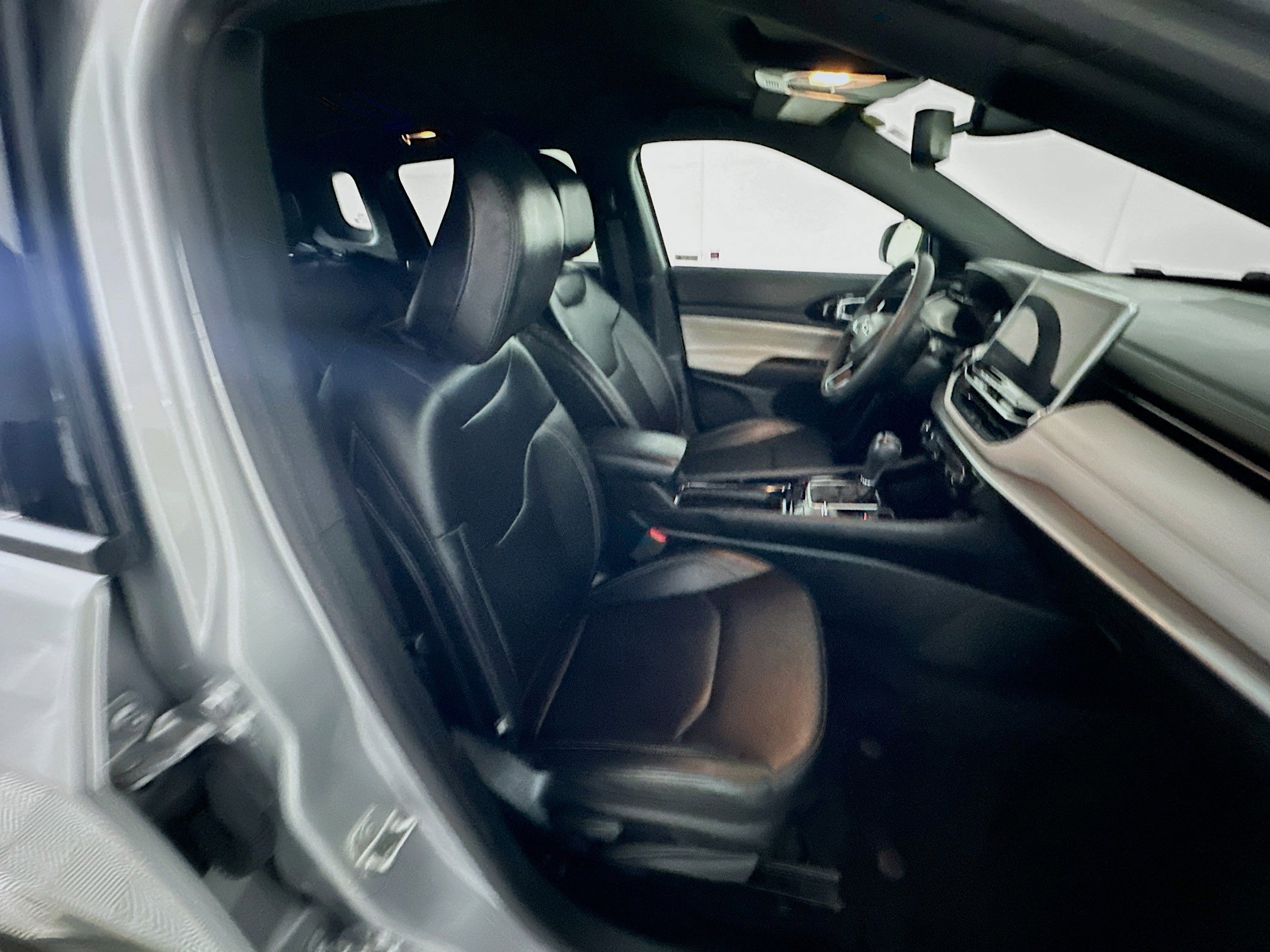 Used 2025 Jeep Compass Limited image 29