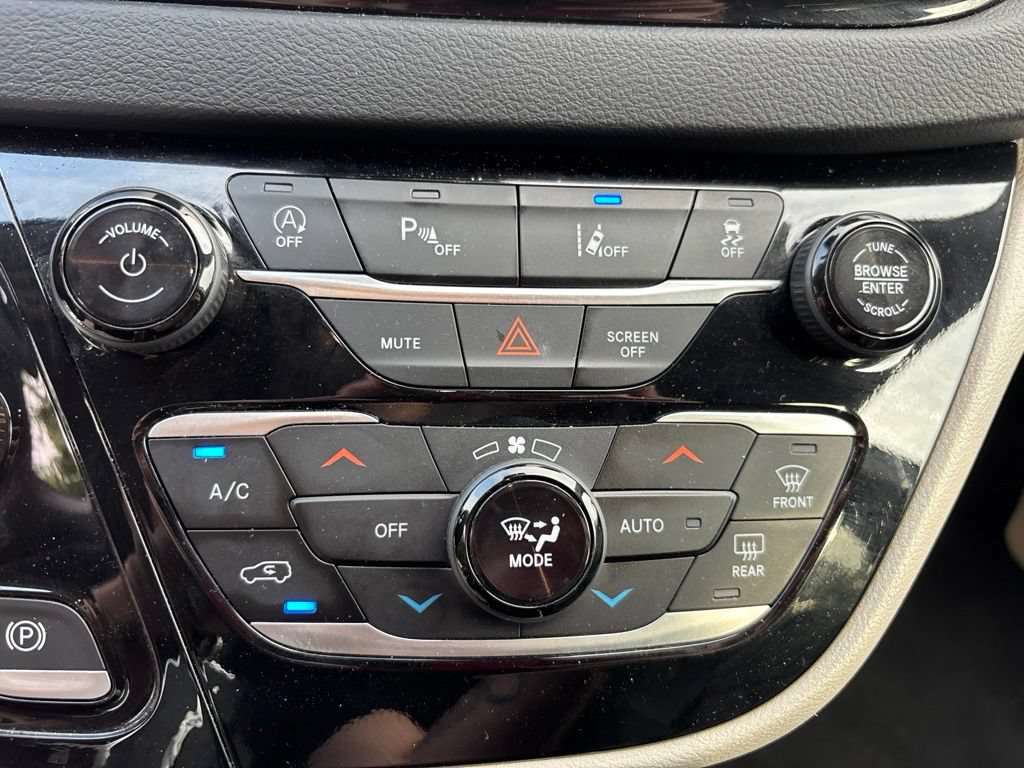 Used 2024 Chrysler Pacifica Touring-L FWD image 26