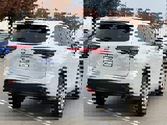 Used 2022 Toyota Highlander LE image 4