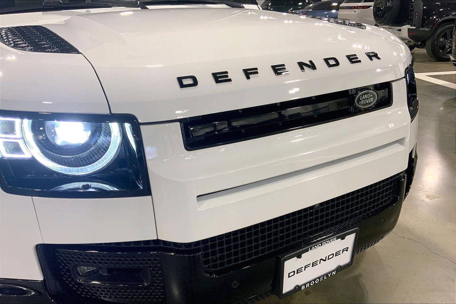 Used 2025 Land Rover Defender 130 X-Dynamic SE image 30